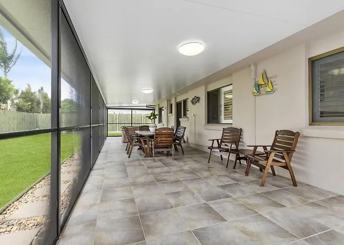 Buddina Deluxe 3 Bedroom Family Getaway House